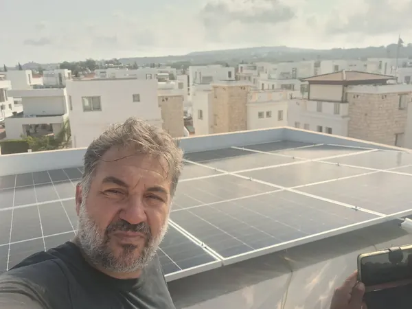 Ο ιδιοκτήτης της Treecom Energy με το ολοκληρωμένο φωτοβολταϊκό