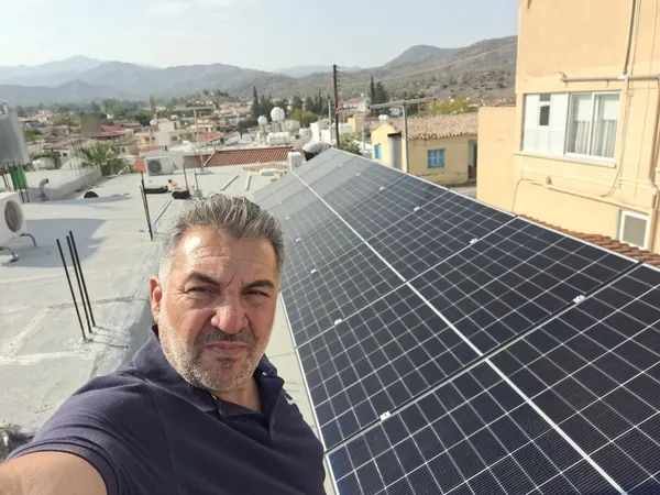Ο ιδιοκτήτης της Treecom Energy με το ολοκληρωμένο φωτοβολταϊκό σε ταράτσα