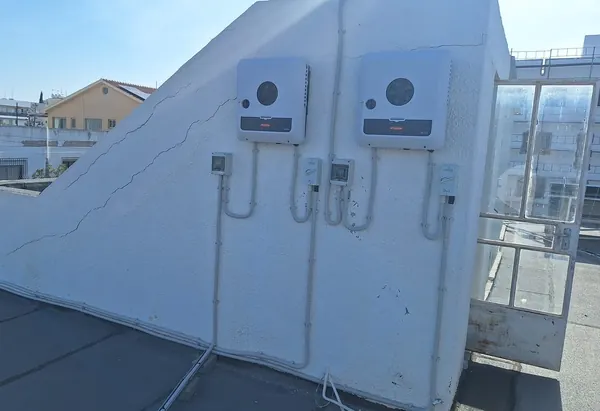 Δύο επιτοίχιοι inverters με διακόπτες DC σε ταράτσα, Κύπρος