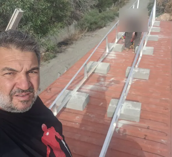 Ο ιδιοκτήτης της Treecom Energy στην οροφή του container, με τις βάσεις αλουμινίου