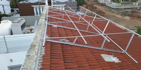 Εργασίες σε εξέλιξη: βάση αλουμινίου σε κεραμοσκεπή, Κύπρος