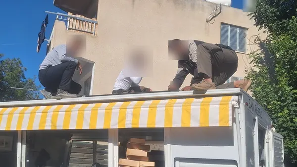 Το συνεργείο τοποθετεί πάνελ στην οροφή της καντίνας, Πάφος