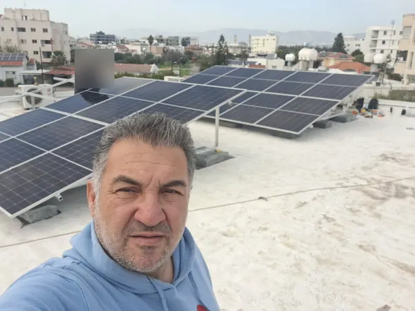 Ο ιδιοκτήτης της Treecom Energy με τις ολοκληρωμένες σειρές πάνελ σε ταράτσα