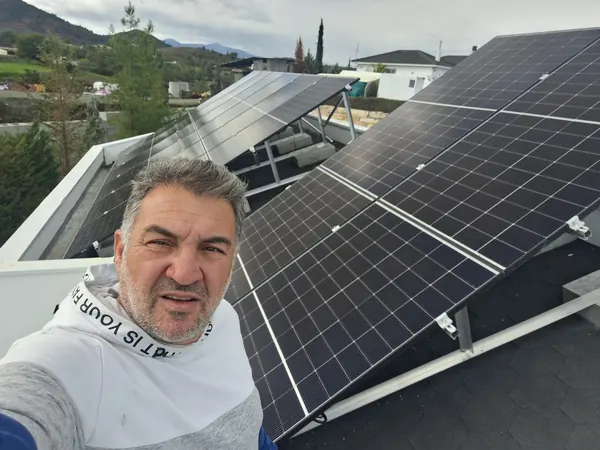 Ο ιδιοκτήτης της Treecom Energy με φωτοβολταϊκό σε κεκλιμένες βάσεις σε ταράτσα