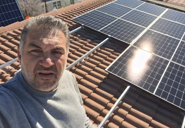 Ο ιδιοκτήτης της Treecom Energy στην κεραμοσκεπή, καθώς μπαίνουν τα πάνελ