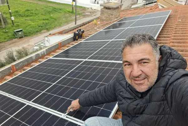 Ο ιδιοκτήτης της Treecom Energy δίπλα στο ολοκληρωμένο φωτοβολταϊκό σε κεραμοσκεπή