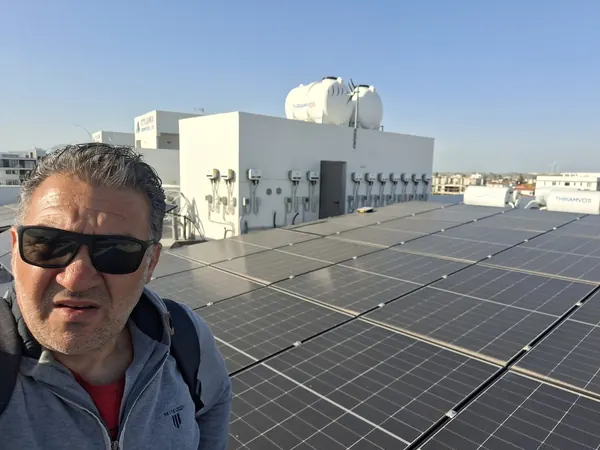 Ο ιδιοκτήτης της Treecom Energy με μεγάλο εμπορικό φωτοβολταϊκό σε ταράτσα