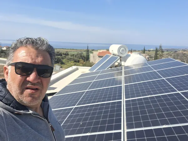 Ο ιδιοκτήτης της Treecom Energy με φωτοβολταϊκό σε ταράτσα, με θέα στη θάλασσα